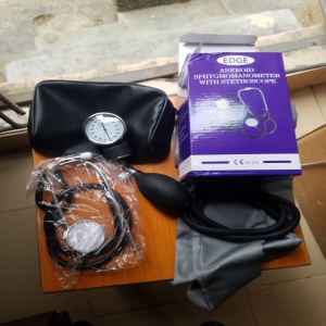 Aneroid sphygmomanometer with stethoscope - ERN-CO HEALTHCARE LTD